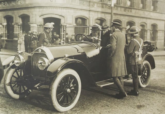 British military searches motorcar, 1921